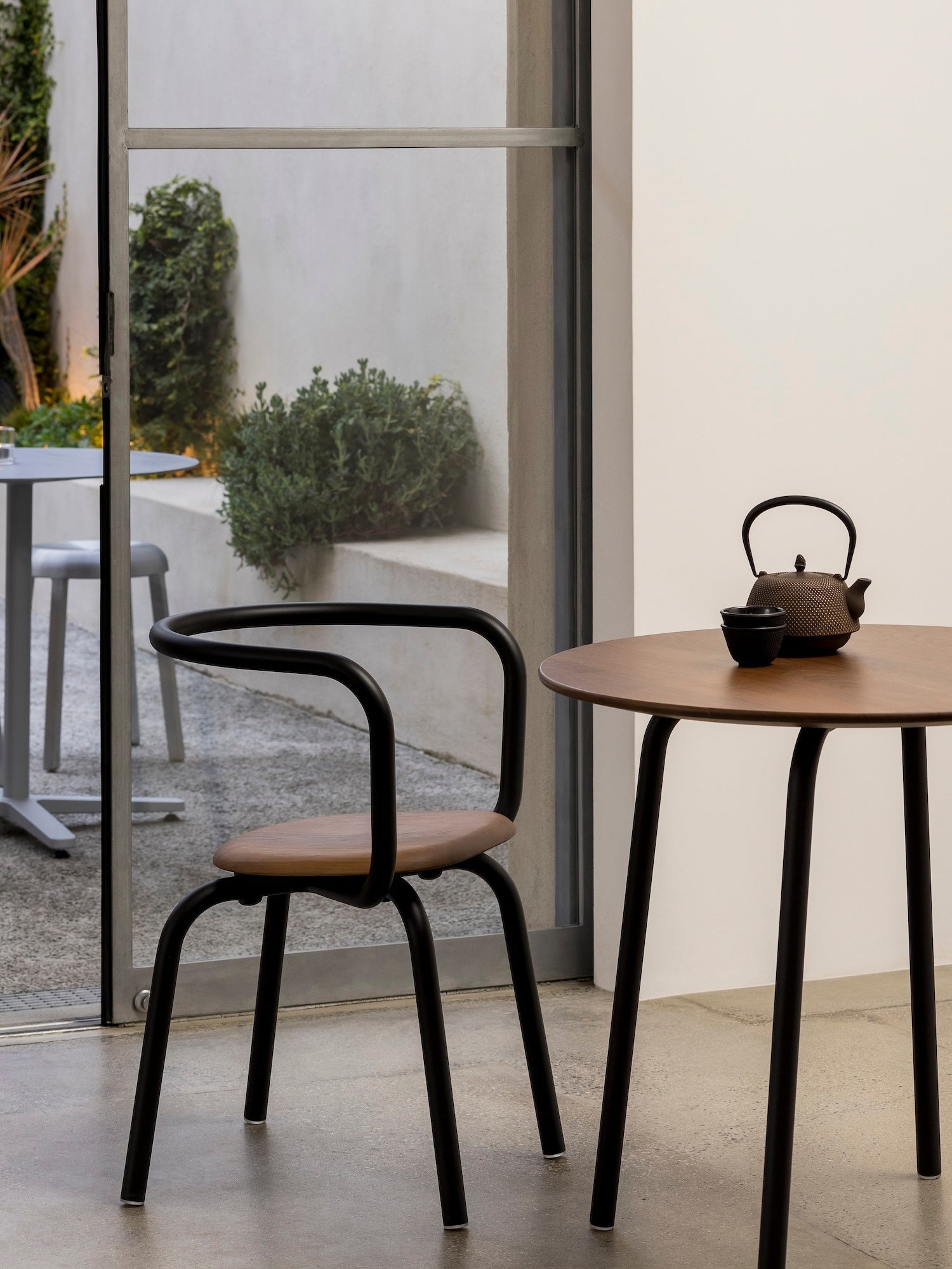 Chaise Parrish — Emeco, table café