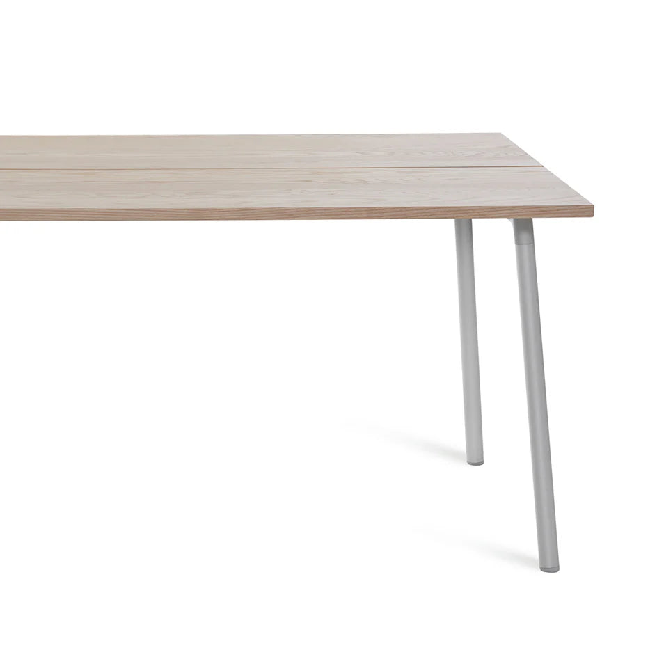 Gros plan table de repas Run Emeco plateau frêne massif et structure aluminium design Sam Hecht & Kim Colin