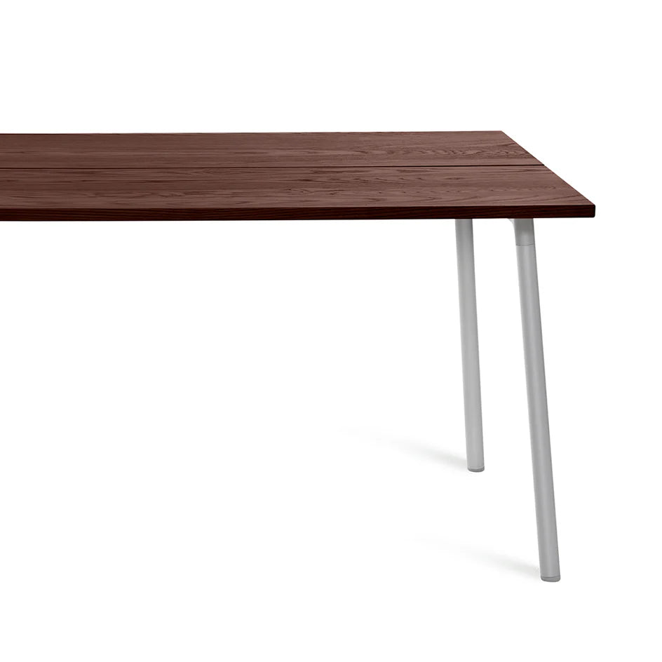 Gros plan Table de repas Run Emeco plateau noyer massif et structure aluminium design Sam Hecht & Kim Colin
