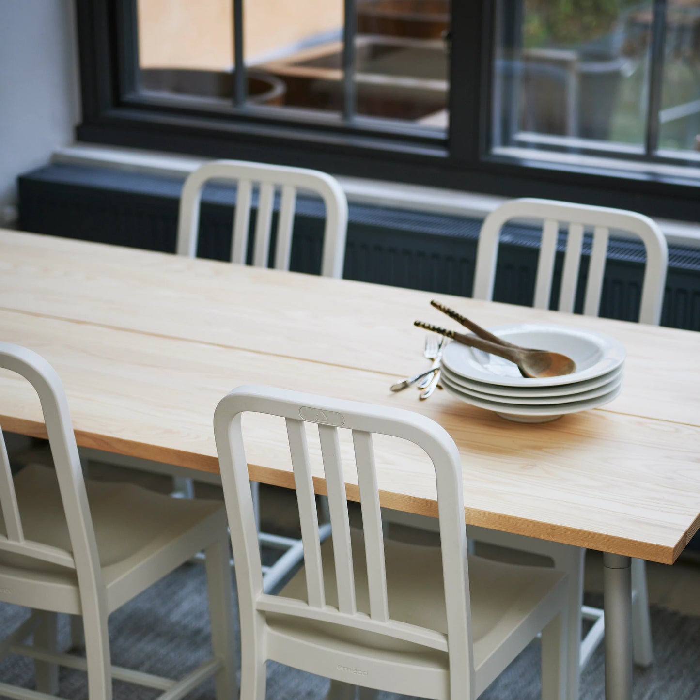 Gros plan sur table Run Emeco avec chaises Emeco Navy