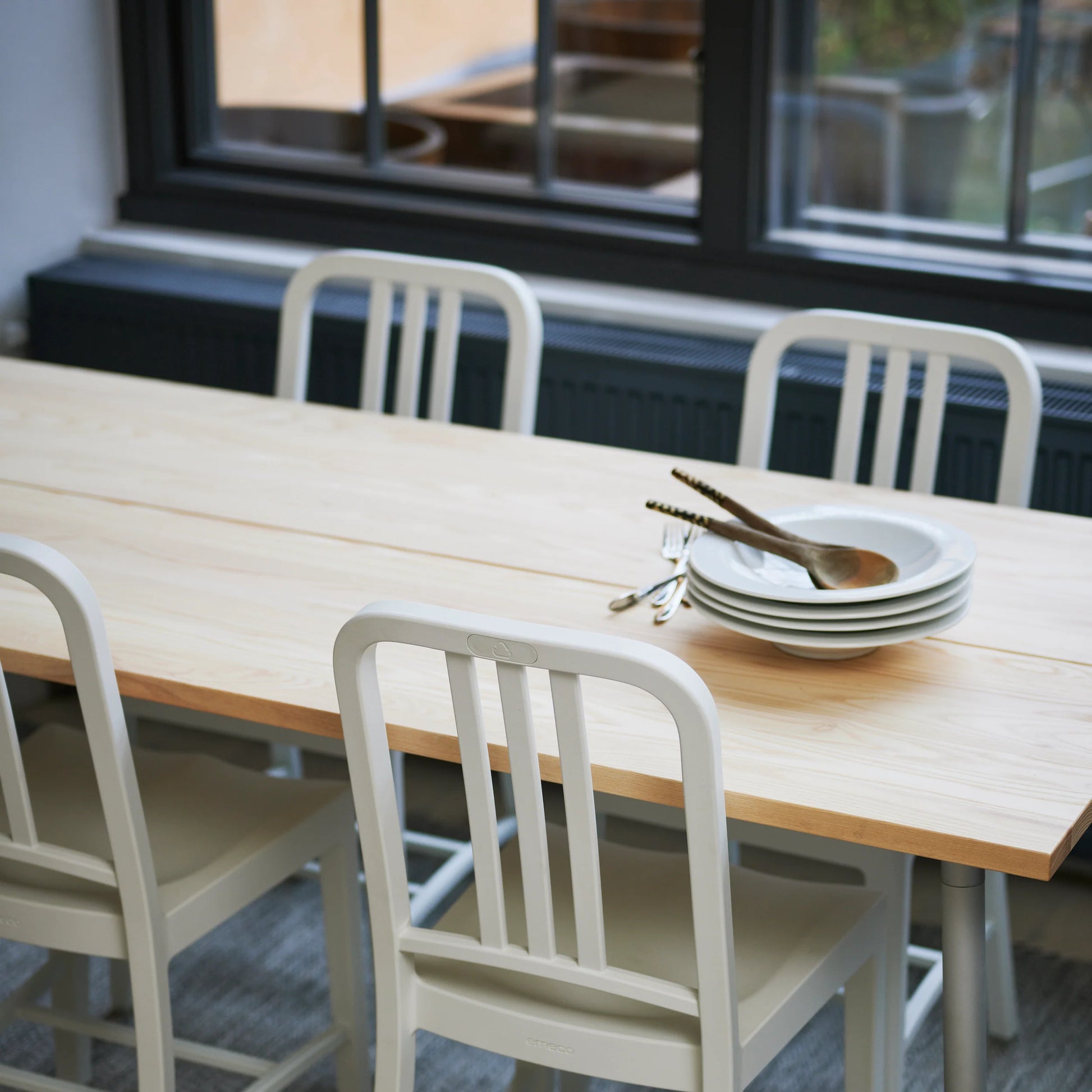 Gros plan sur table Run Emeco avec chaises Emeco Navy