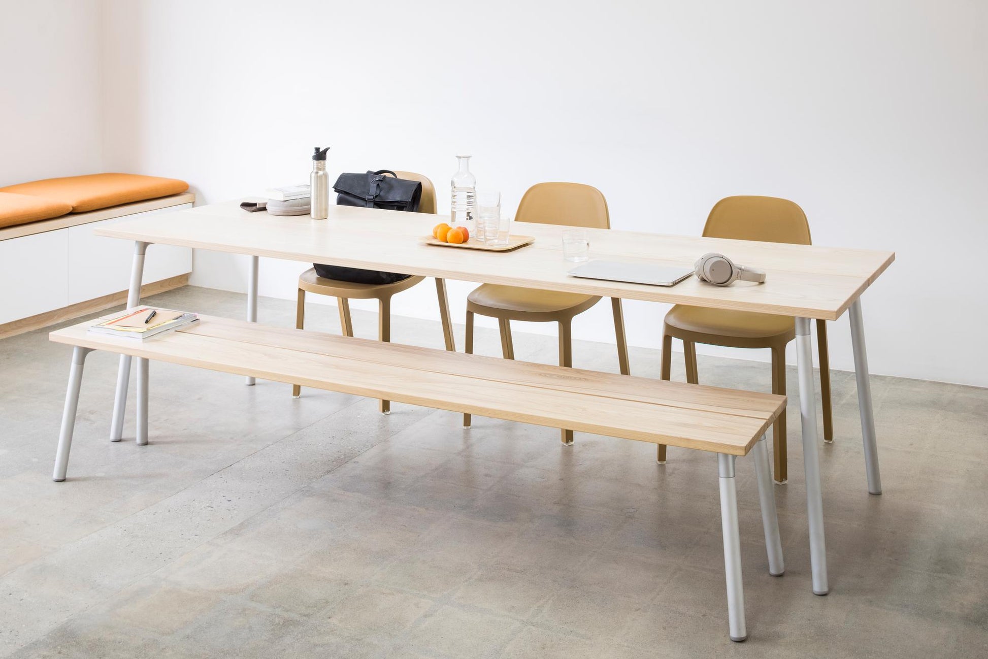 Table en bois massif et aluminium Run Emeco au centre d'une salle à manger contemporaine