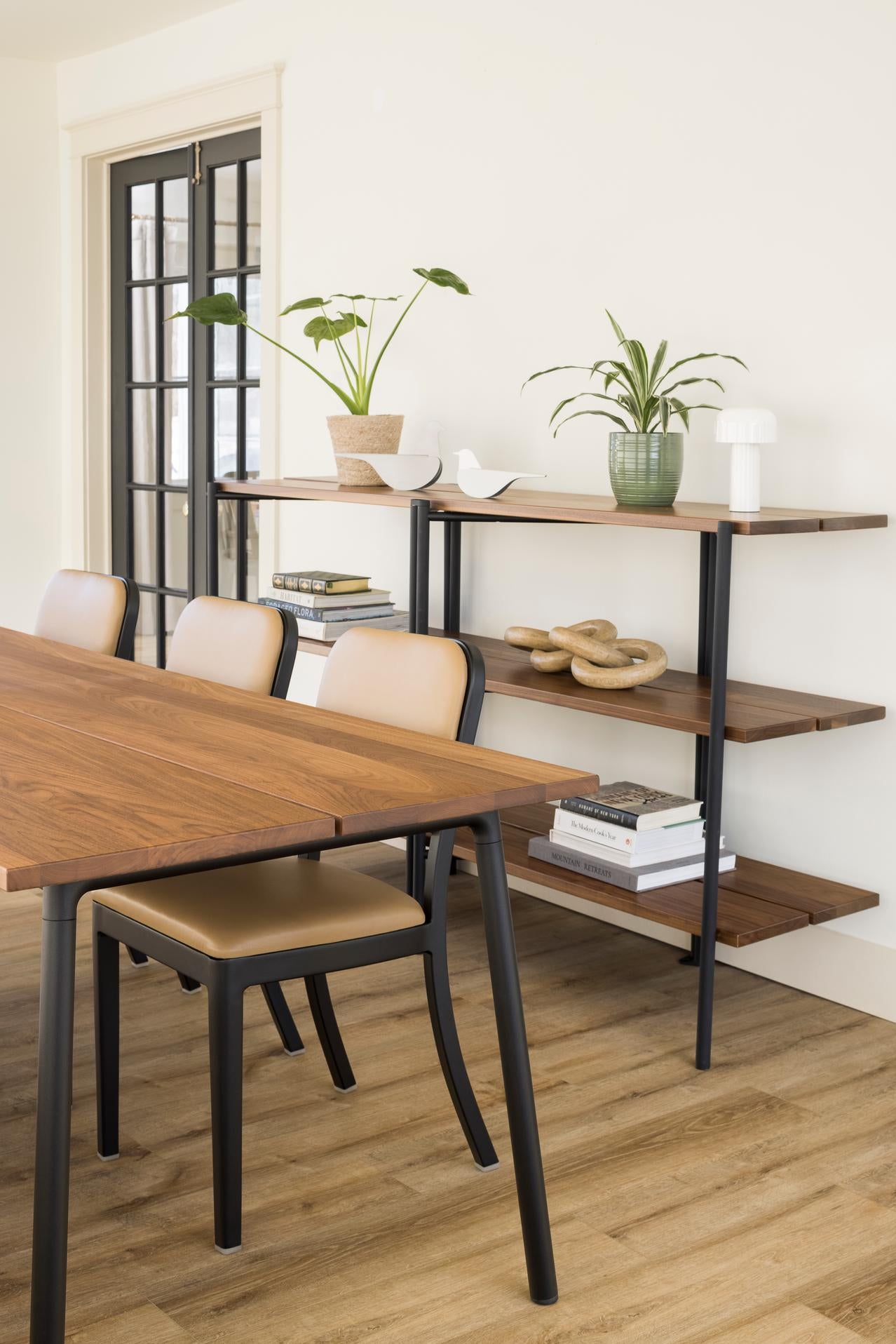 Angle table Run Emeco en noyer dans salle à manger moderne