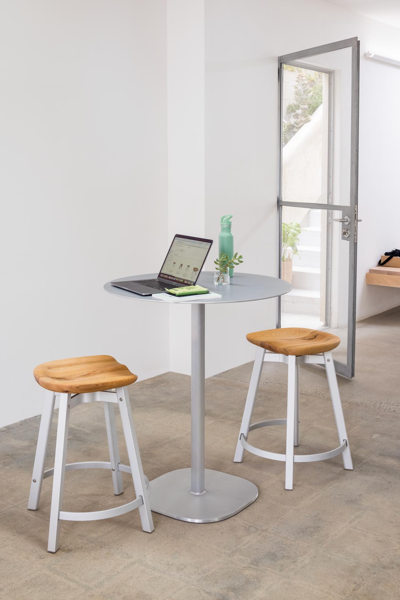Table 2 Inch base plate — Emeco, avec tabourets SU