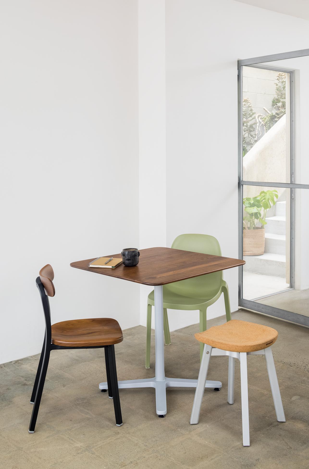 Table café 2 Inch base étoile Emeco, chaises Utility et Broom, tabouret SU | Antifer