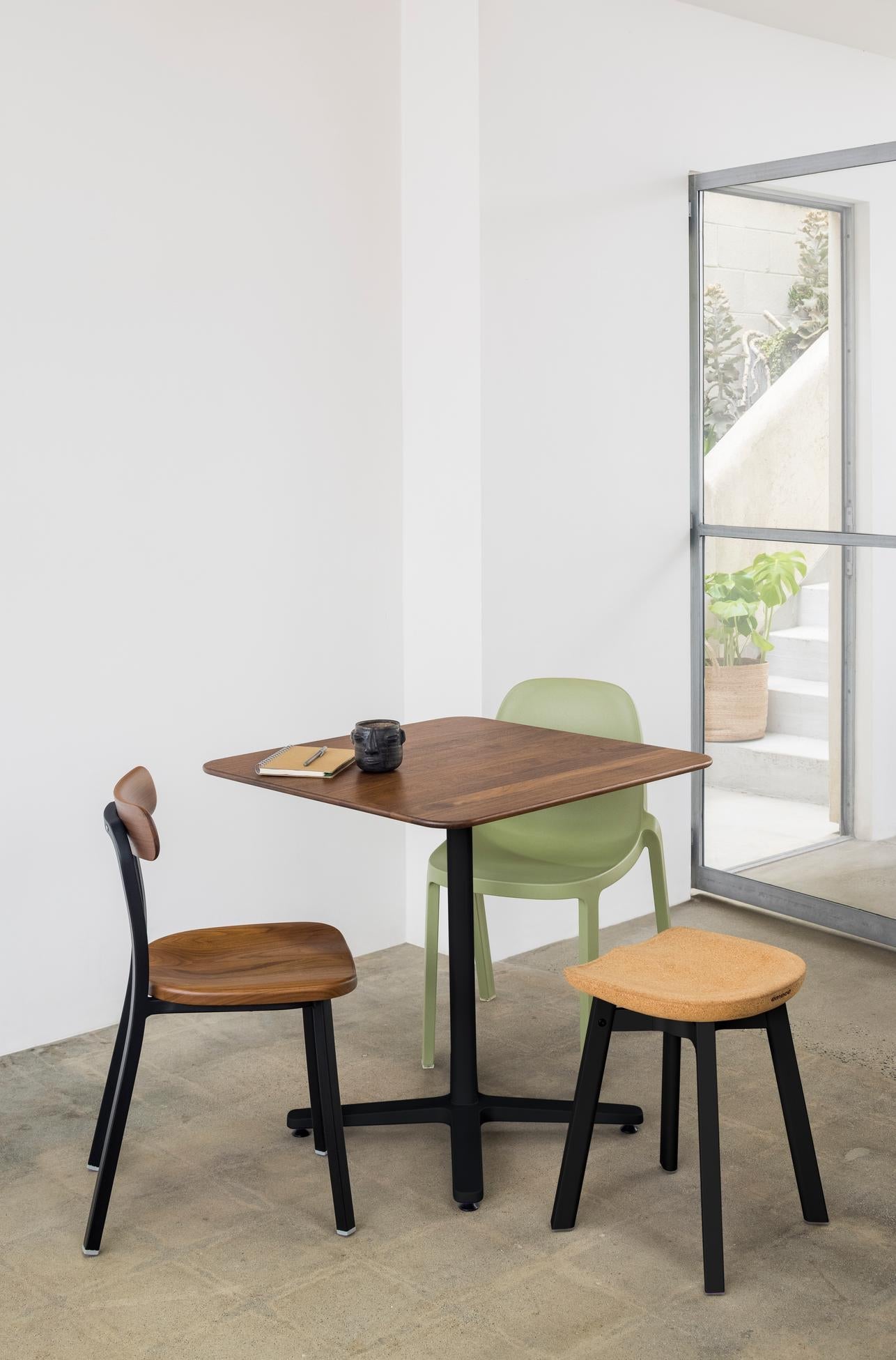 Table café 2 Inch base étoile Emeco finition noire, chaises Utility et Broom | Antifer