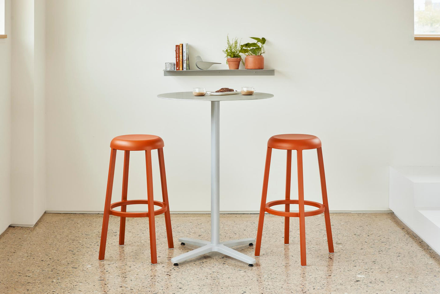 Tabourets Za hauteur bar autour d'une table haute 2 Inch Emeco | Antifer
