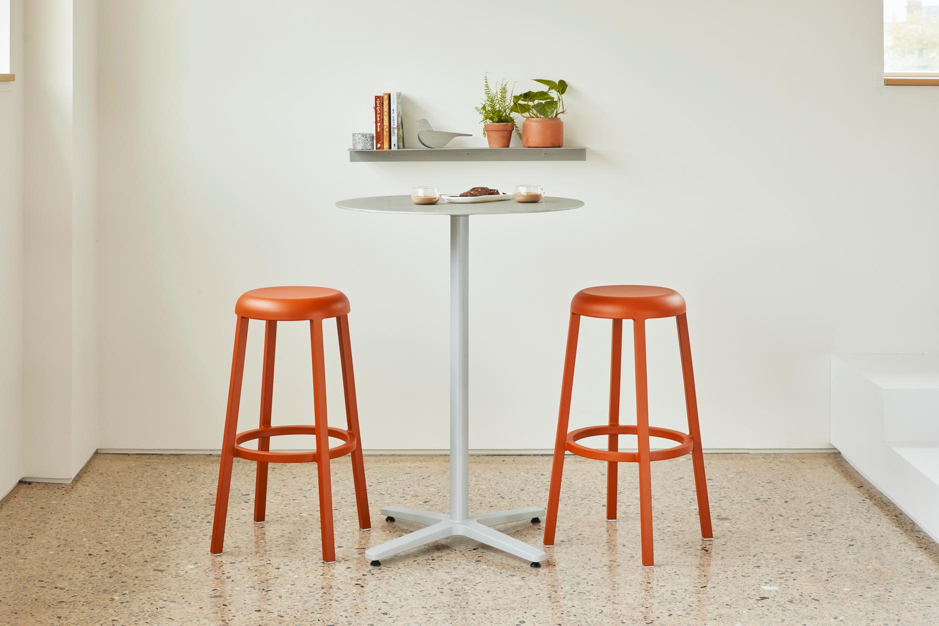 Tabourets Za hauteur bar autour d'une table haute 2 Inch Emeco | Antifer