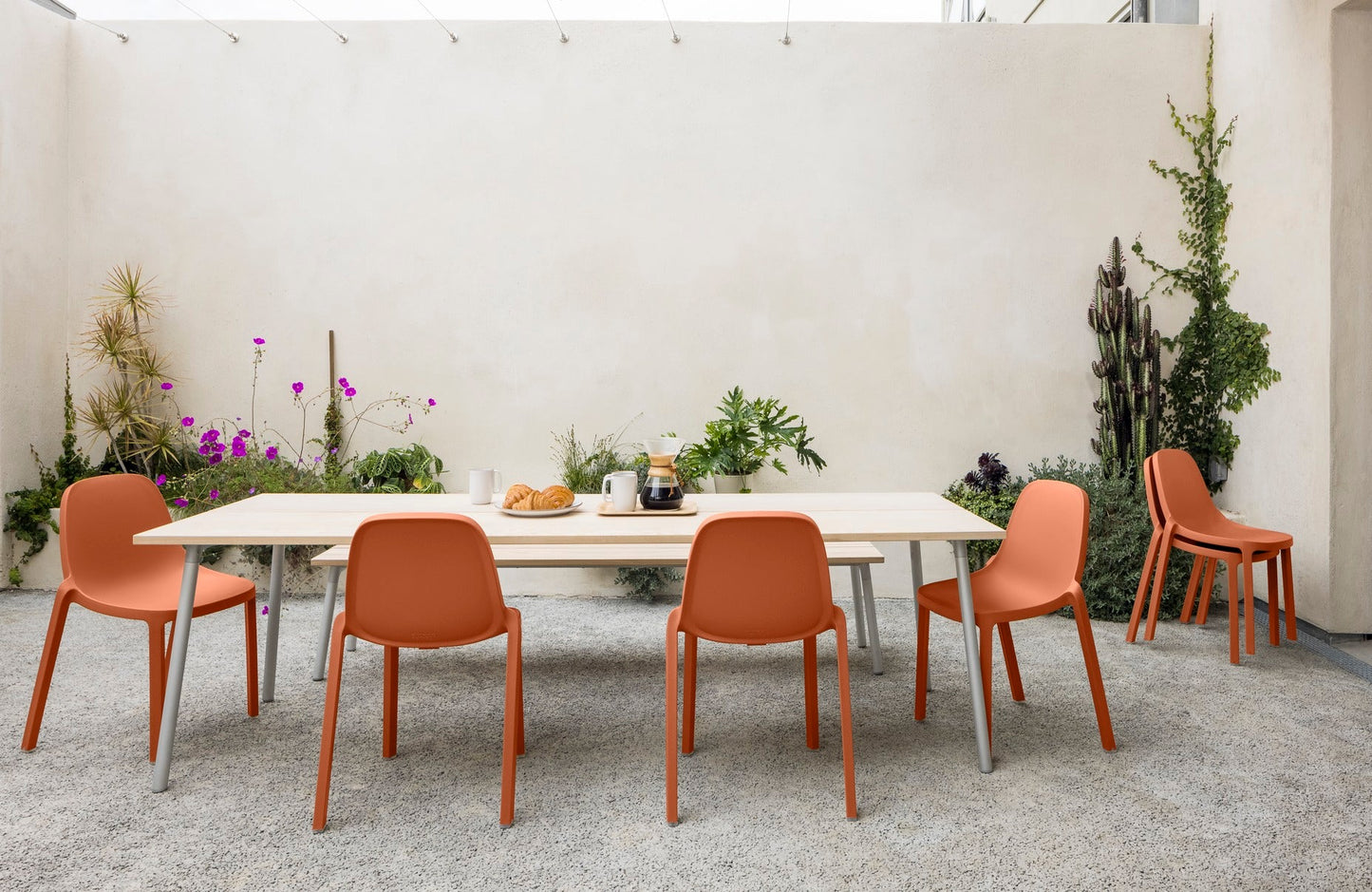 Chaise Broom Terracotta — Emeco, extérieur