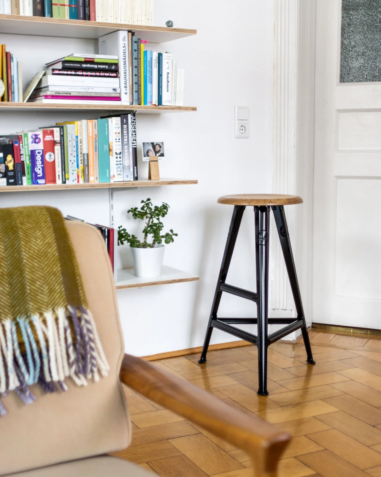 High stool Rowac Schemel 75 cm in context bar — steel riveté — Antifer