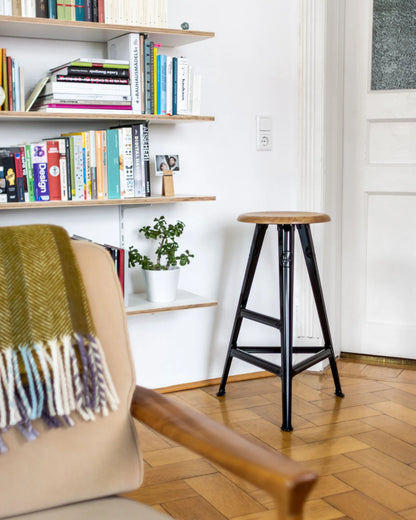 High stool Rowac Schemel 75 cm in context bar — steel riveté — Antifer