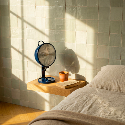 Lampe Jeep bleu aluminium en table de nuit — design Cesare Leonardi & Franca Stagi | Antifer