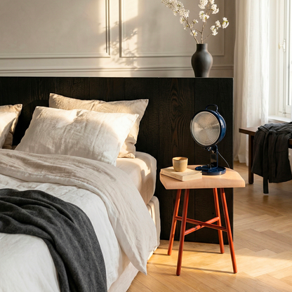 Lampe Jeep bleu nuit aluminium en chambre parisienne — design Cesare Leonardi & Franca Stagi | Antifer