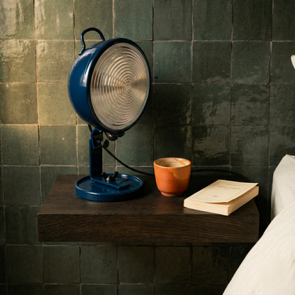 Lampe Jeep bleu aluminium sur table de nuit Zelig vert émeraude — design Cesare Leonardi & Franca Stagi | Antifer