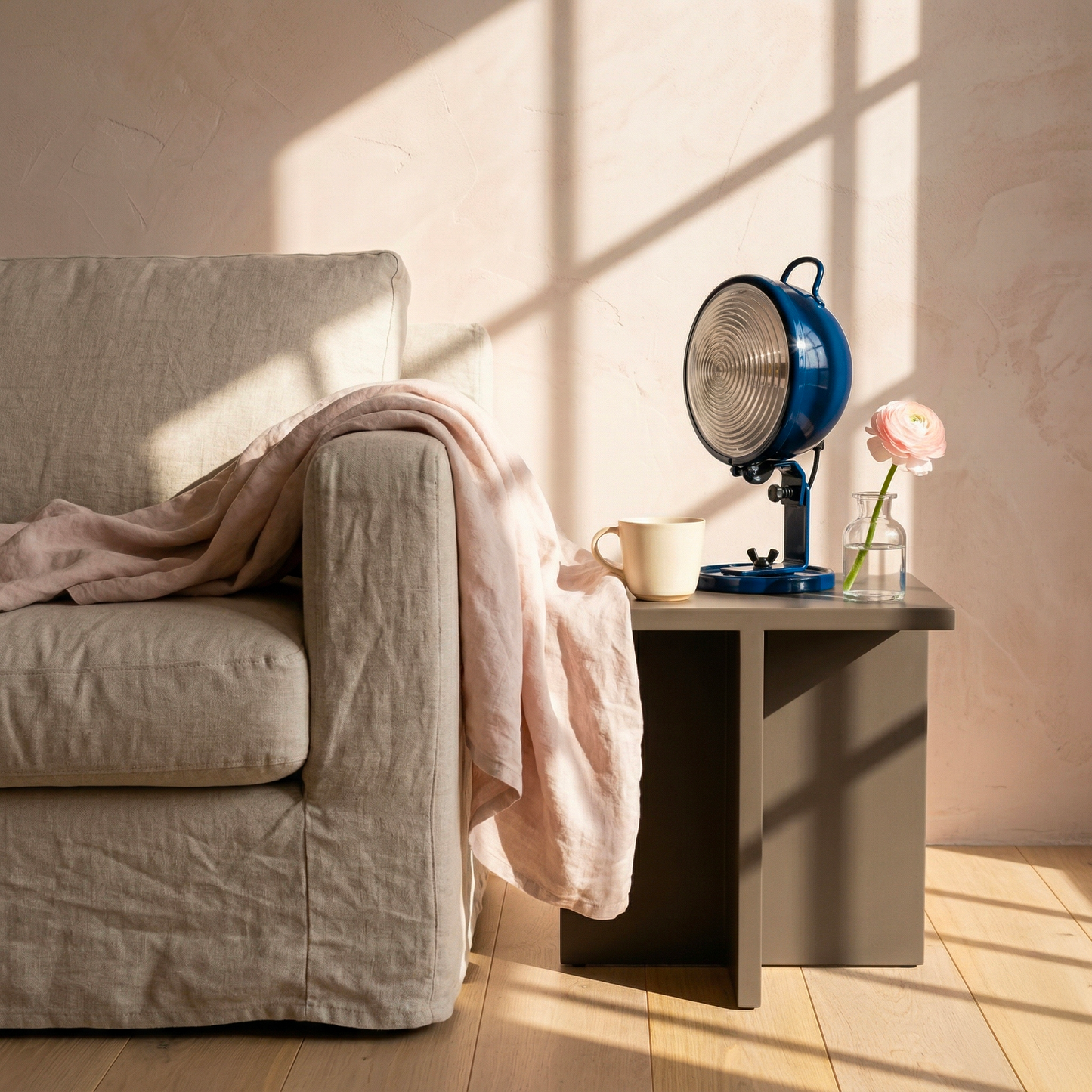 Lampe Jeep bleu aluminium en bout de canapé — design Cesare Leonardi & Franca Stagi | Antifer