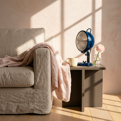 Lampe Jeep bleu aluminium en bout de canapé — design Cesare Leonardi & Franca Stagi | Antifer