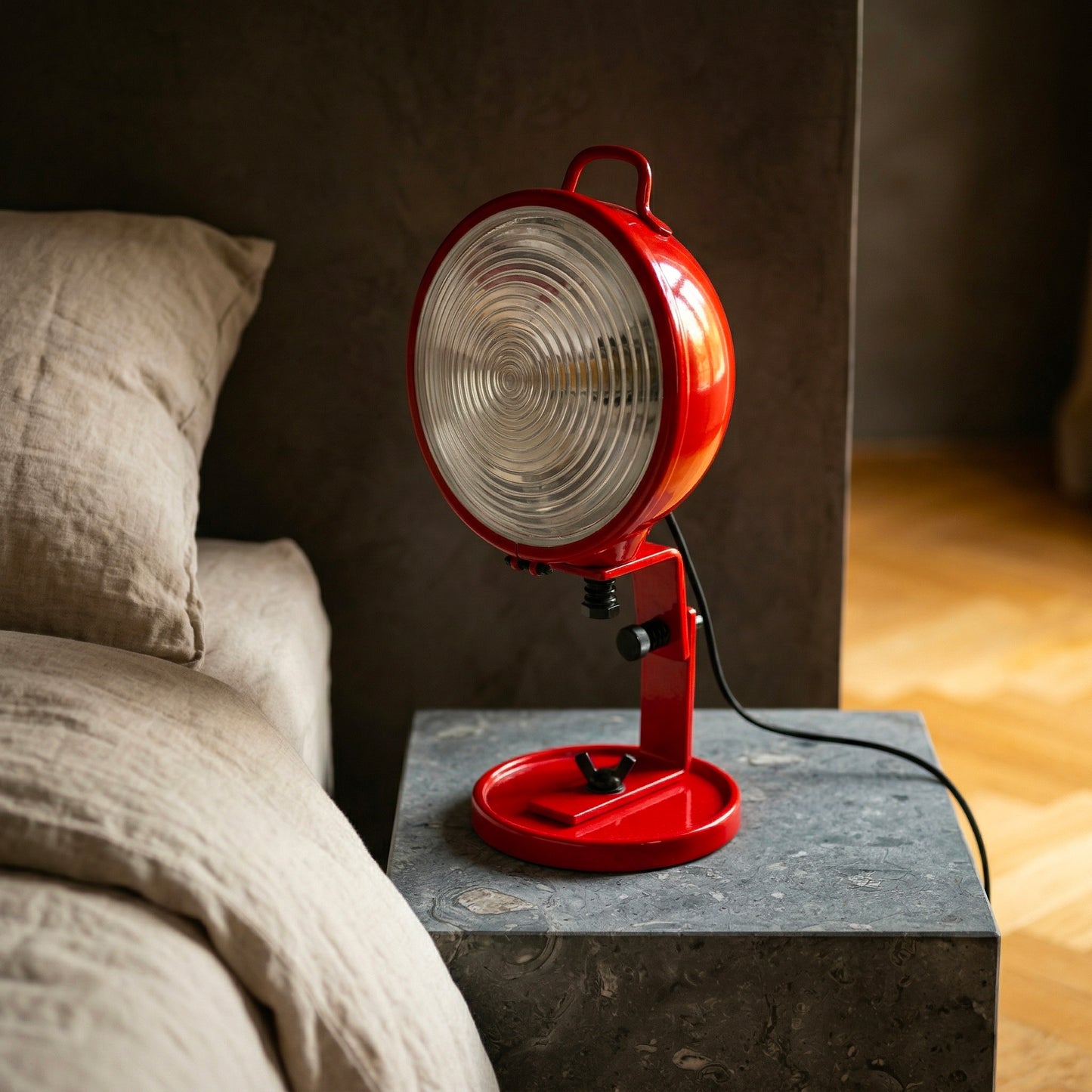 Lampe Jeep en chevet, gros plan — design Cesare Leonardi & Franca Stagi, réédition Antifer × Archivio Leonardi
