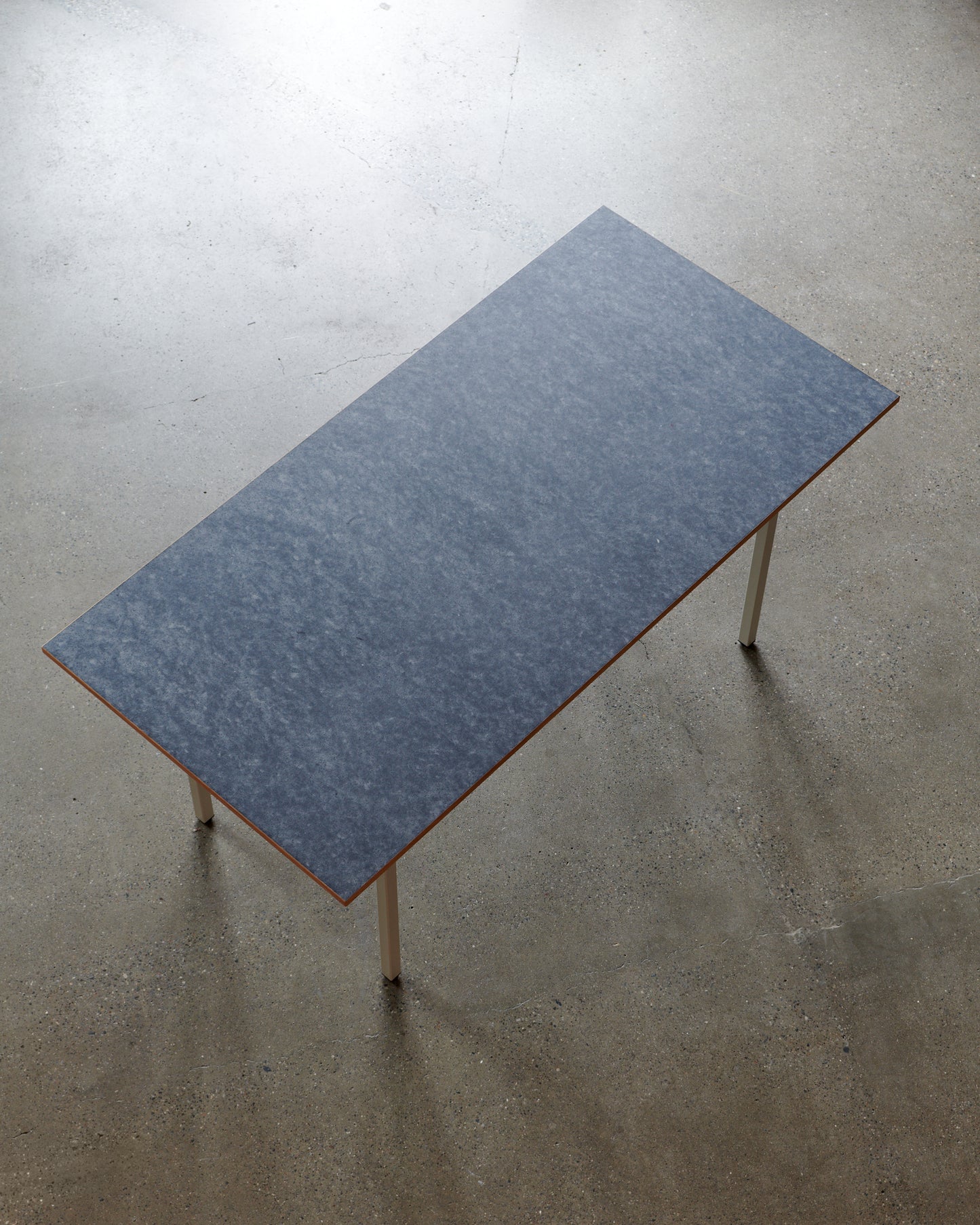 Tabletop Kvadrat Really recycled cotton blue on chêne 1600×800 mm — circular textile | Antifer