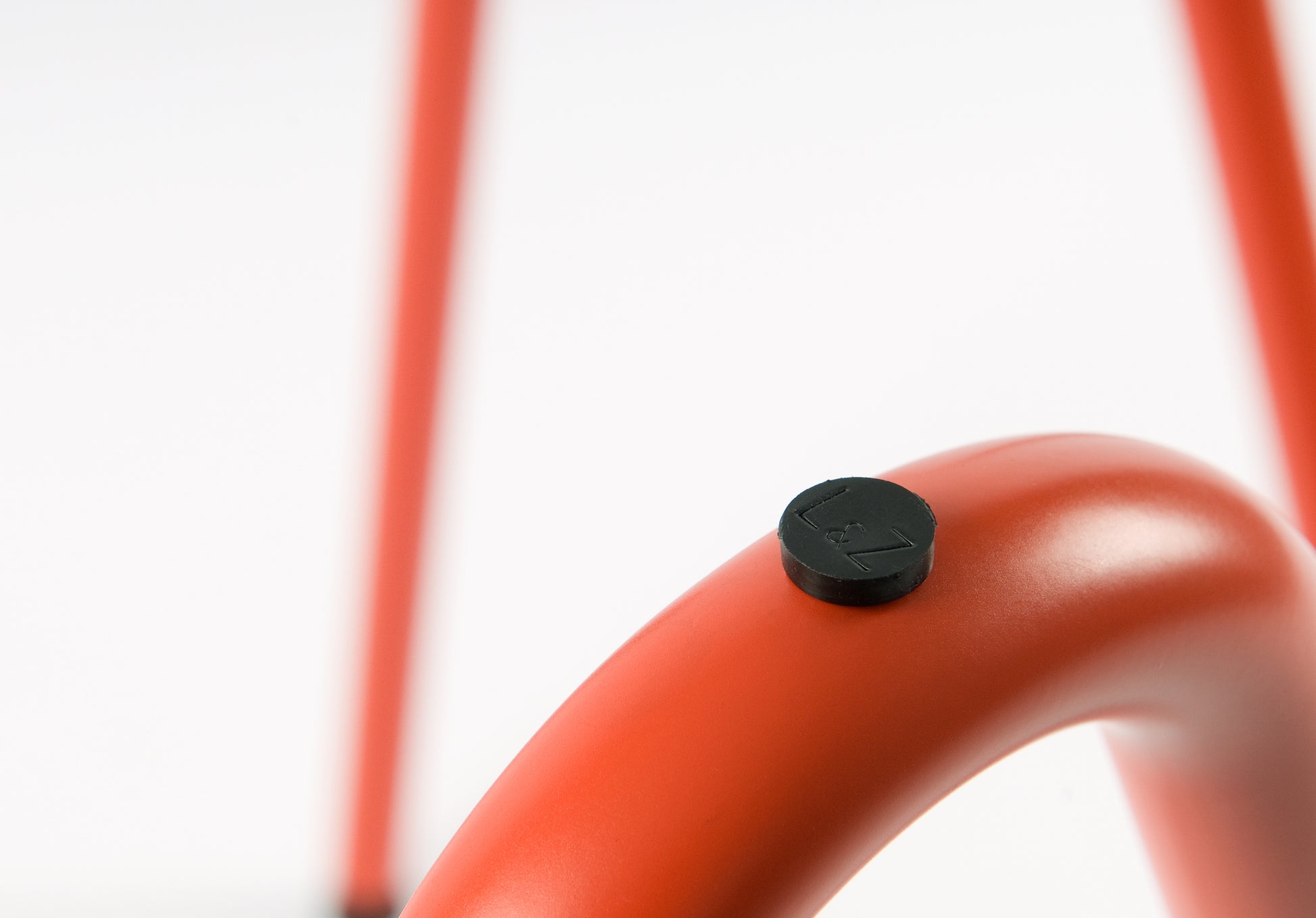 Gros plan sur patin sur tréteau rouge 