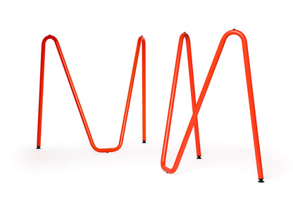 Paire de tréteaux Sinus en acier courbé design minimaliste. Couleur noire . De face & en 3 4 couleur rouge