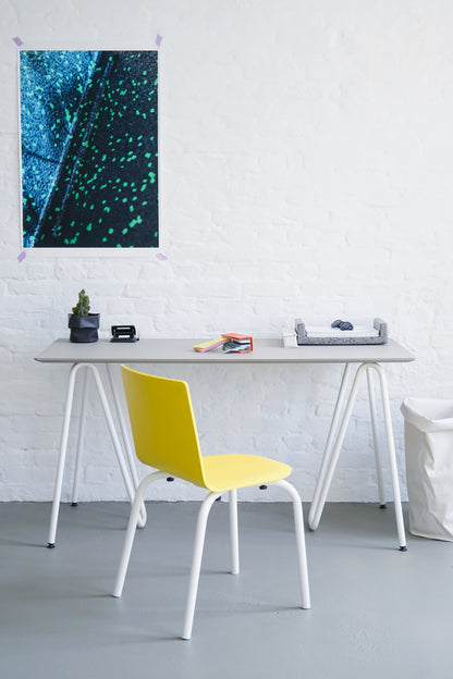 Bureau studio ultra blanc avec paire de tréteaux Sinus en acier courbé design minimaliste. couleur blanche