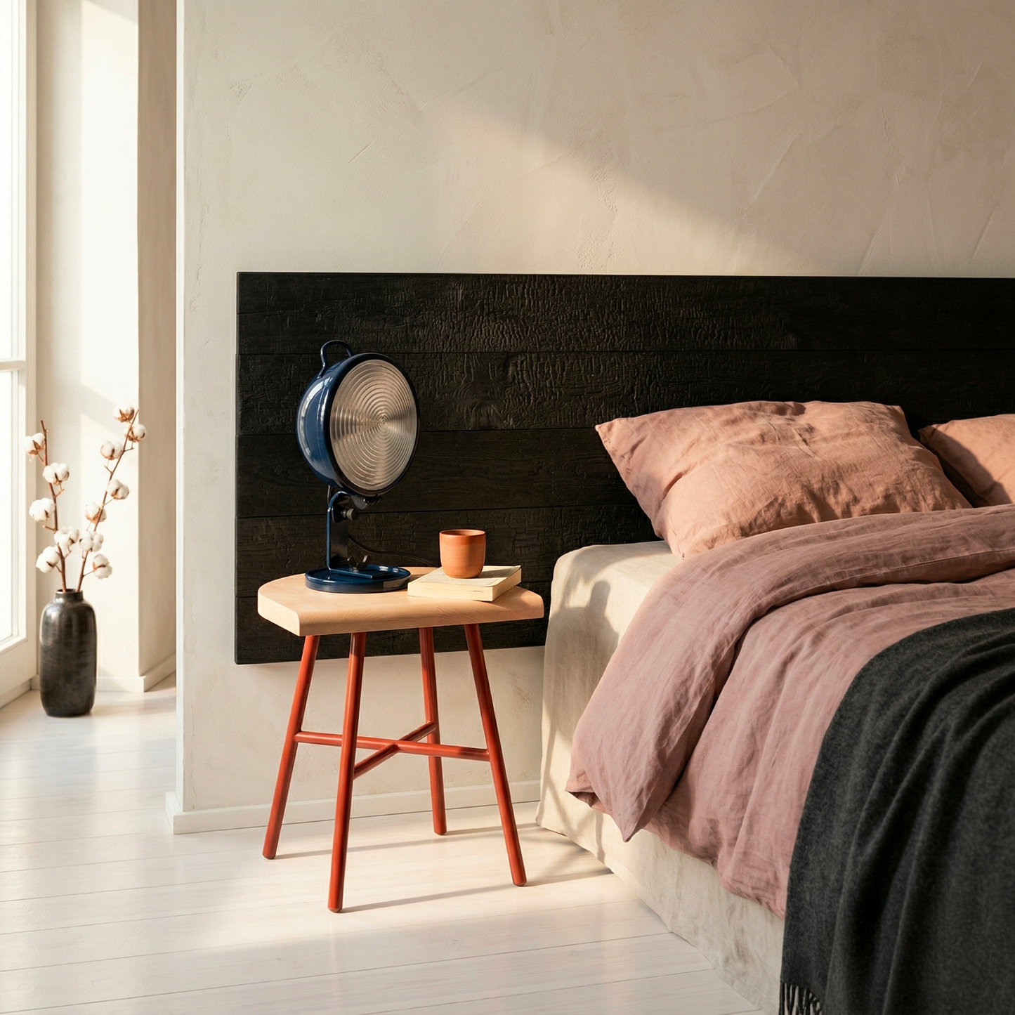 Lampe Jeep bleu aluminium en chambre Berlin — design Cesare Leonardi & Franca Stagi | Antifer