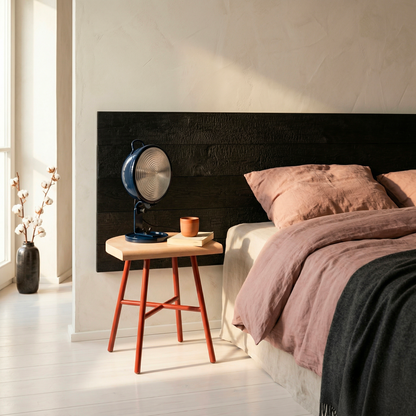 Lampe Jeep bleu aluminium en chambre Berlin — design Cesare Leonardi & Franca Stagi | Antifer