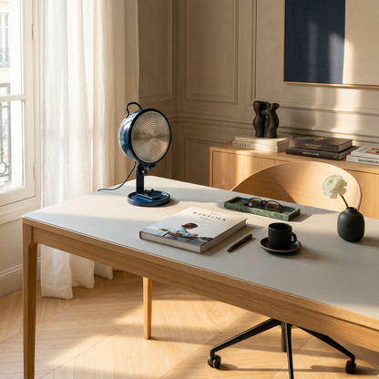 Tabouret bas Camarade hêtre massif & acier avec lampe Jeep bleu nuit sur bureau lino parisien — design Big-Game | Antifer