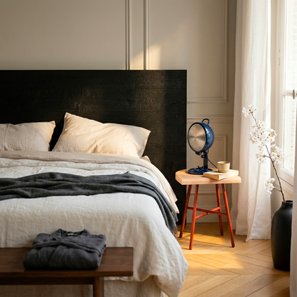 Lampe Jeep bleu nuit aluminium en chambre parisienne — design Cesare Leonardi & Franca Stagi | Antifer