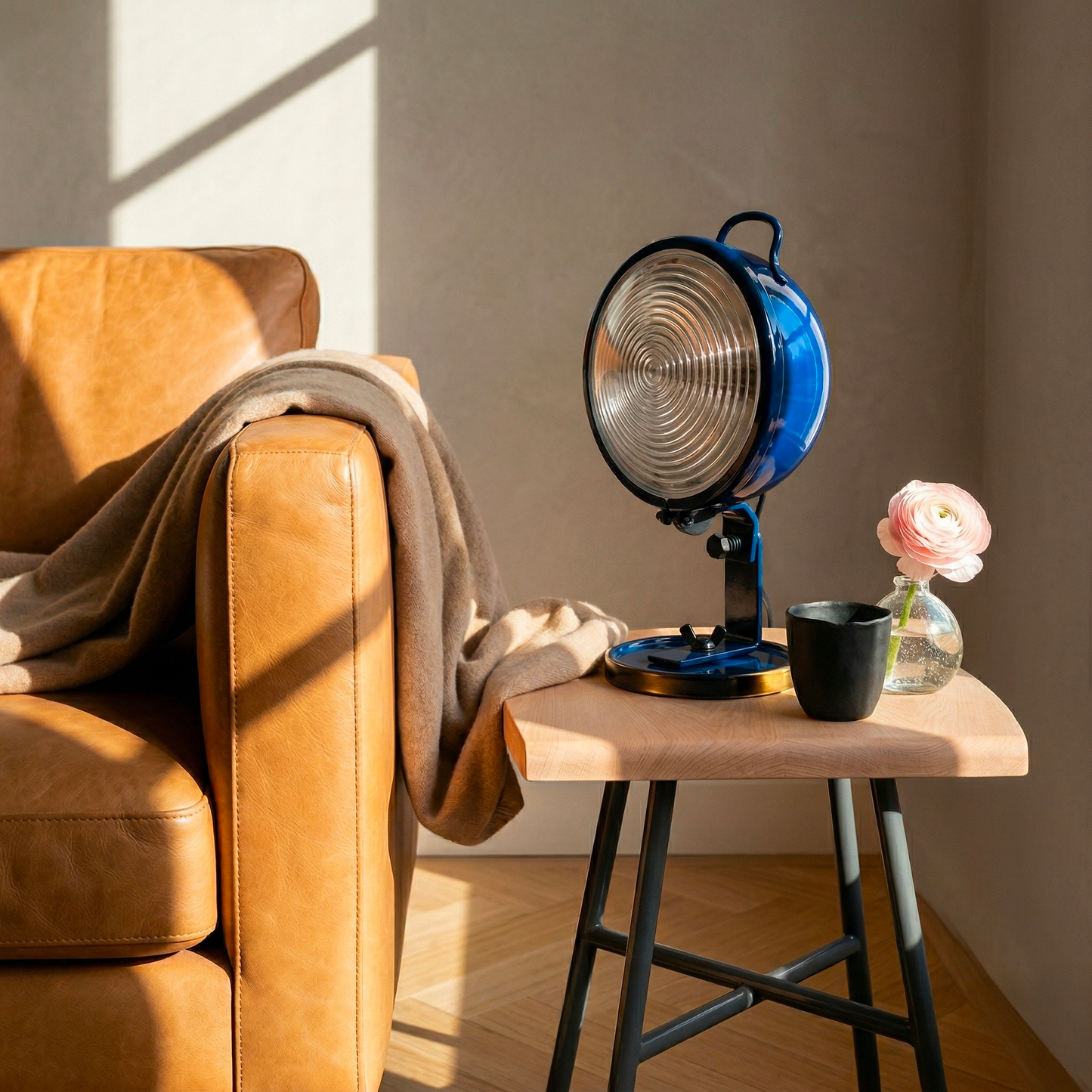 Lampe Jeep bleu aluminium en bout de canapé cuir, lumière du soleil — design Cesare Leonardi & Franca Stagi | Antifer