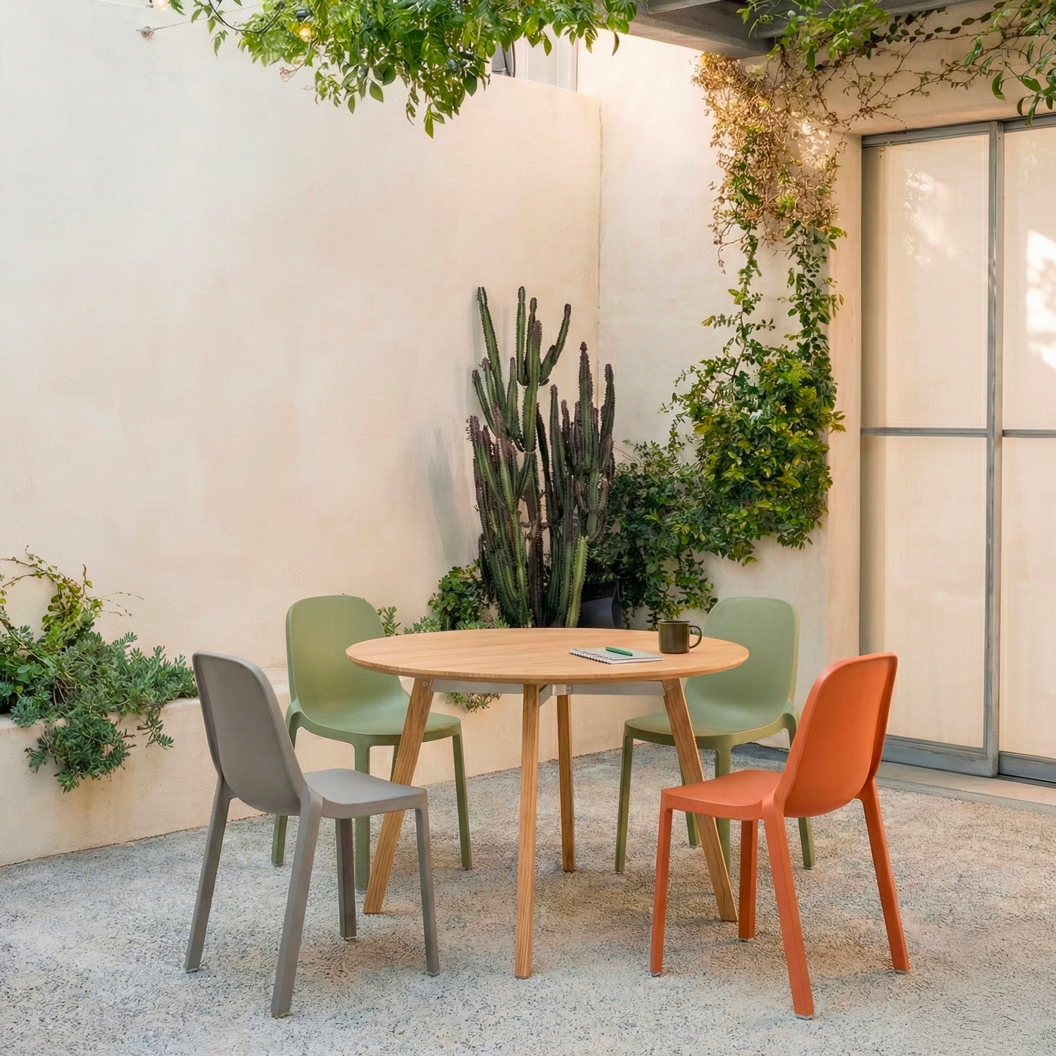 Tavolo di bistrot design Su Emeco par Nindo in un aménagemint di café moderno