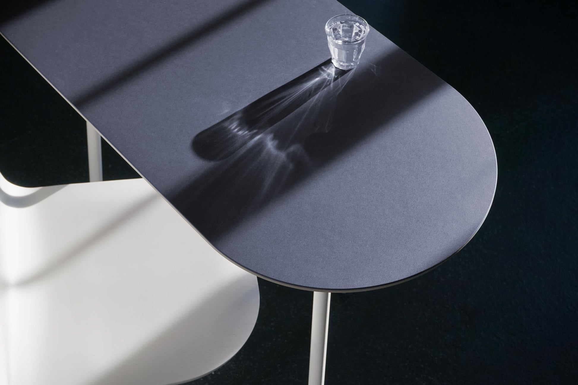 Petit bureau console minimaliste avec tréteaux Sinus dans une entrée ou salon. 