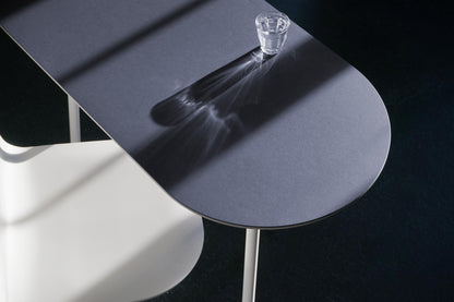 Petit bureau console minimaliste avec tréteaux Sinus dans une entrée ou salon. 