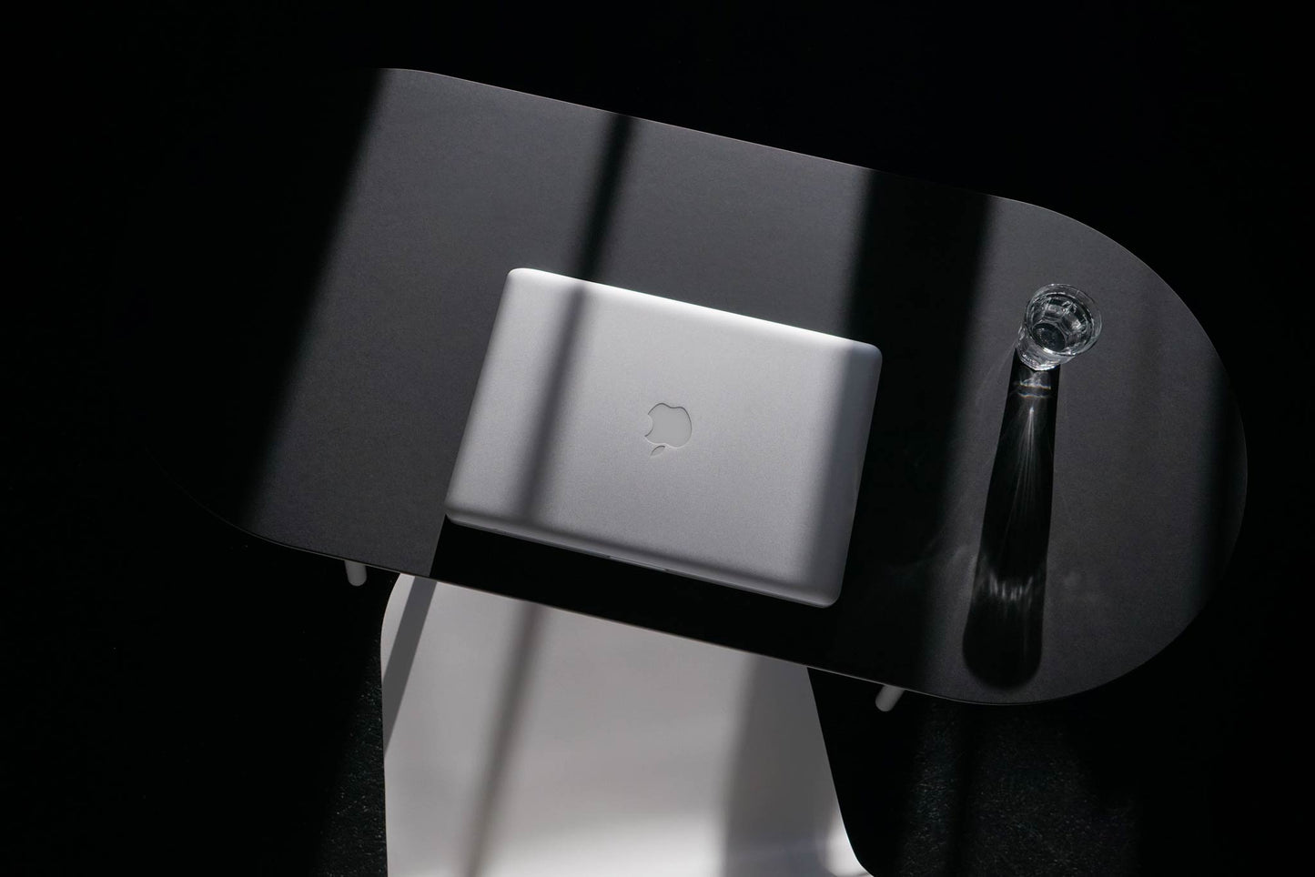 Petit bureau console minimaliste avec tréteaux Sinus lino noir dans une entrée ou salon