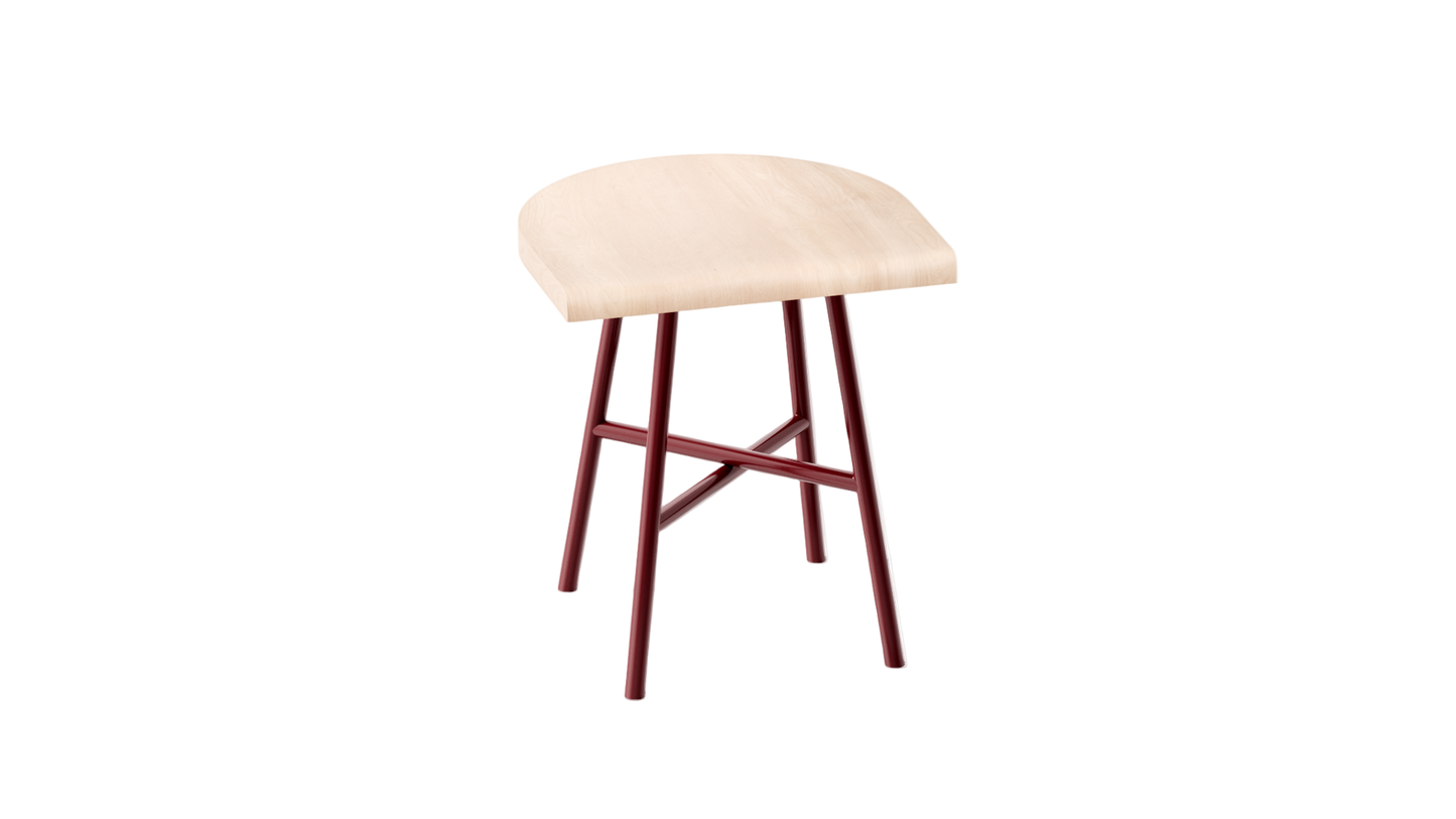 Tabouret bas Camarade en hêtre massif et acier couleur rouille, vue de 3/4