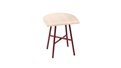 Tabouret bas Camarade en hêtre massif et acier couleur rouille, vue de 3/4