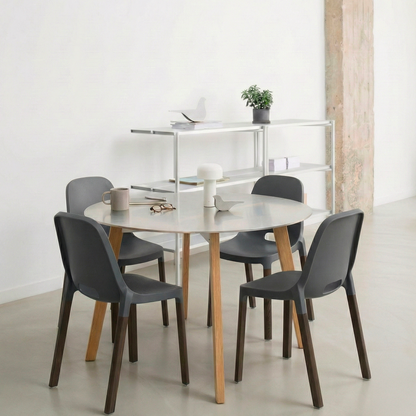 Table de bistrot design Su Emeco par Nendo dans un espace de coworking moderne 