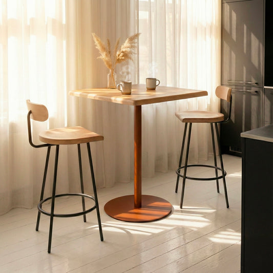 Table ajustable camarade hêtre massif & pied métal couleur terre de sienne brulée dans une cuisine avec 2 tabourets hauts camarade. 2 cafés sur la table. Design big game 