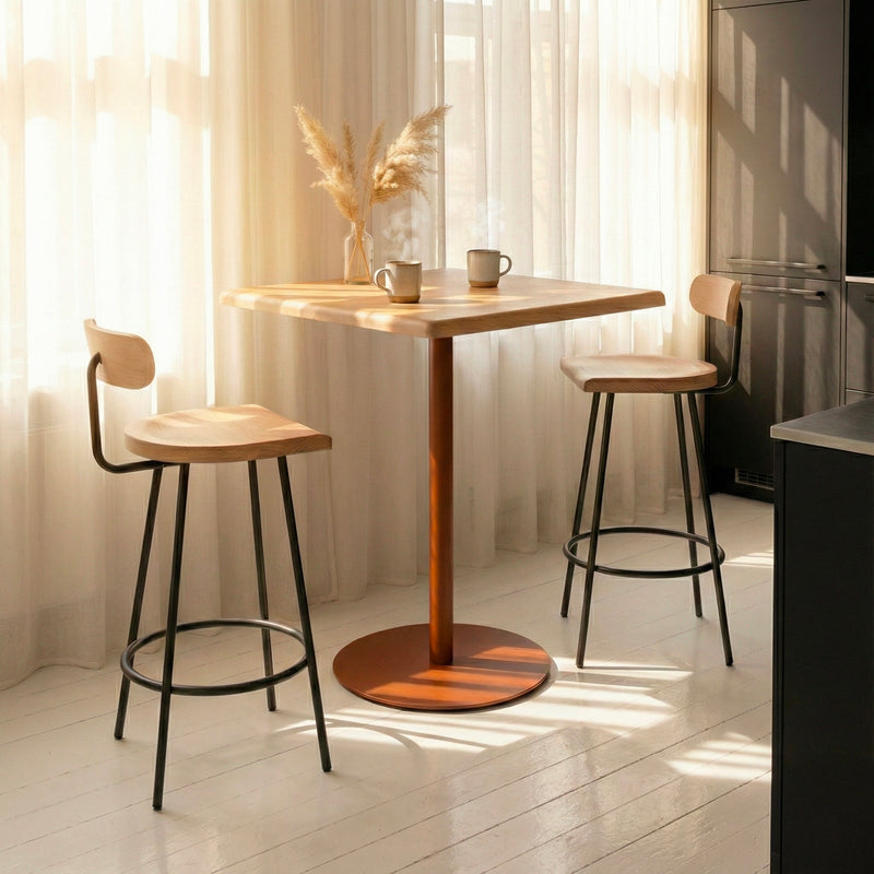 Table ajustable camarade hêtre massif & pied métal couleur terre de sienne brulée dans une cuisine avec 2 tabourets hauts camarade. 2 cafés sur la table. Design big game 