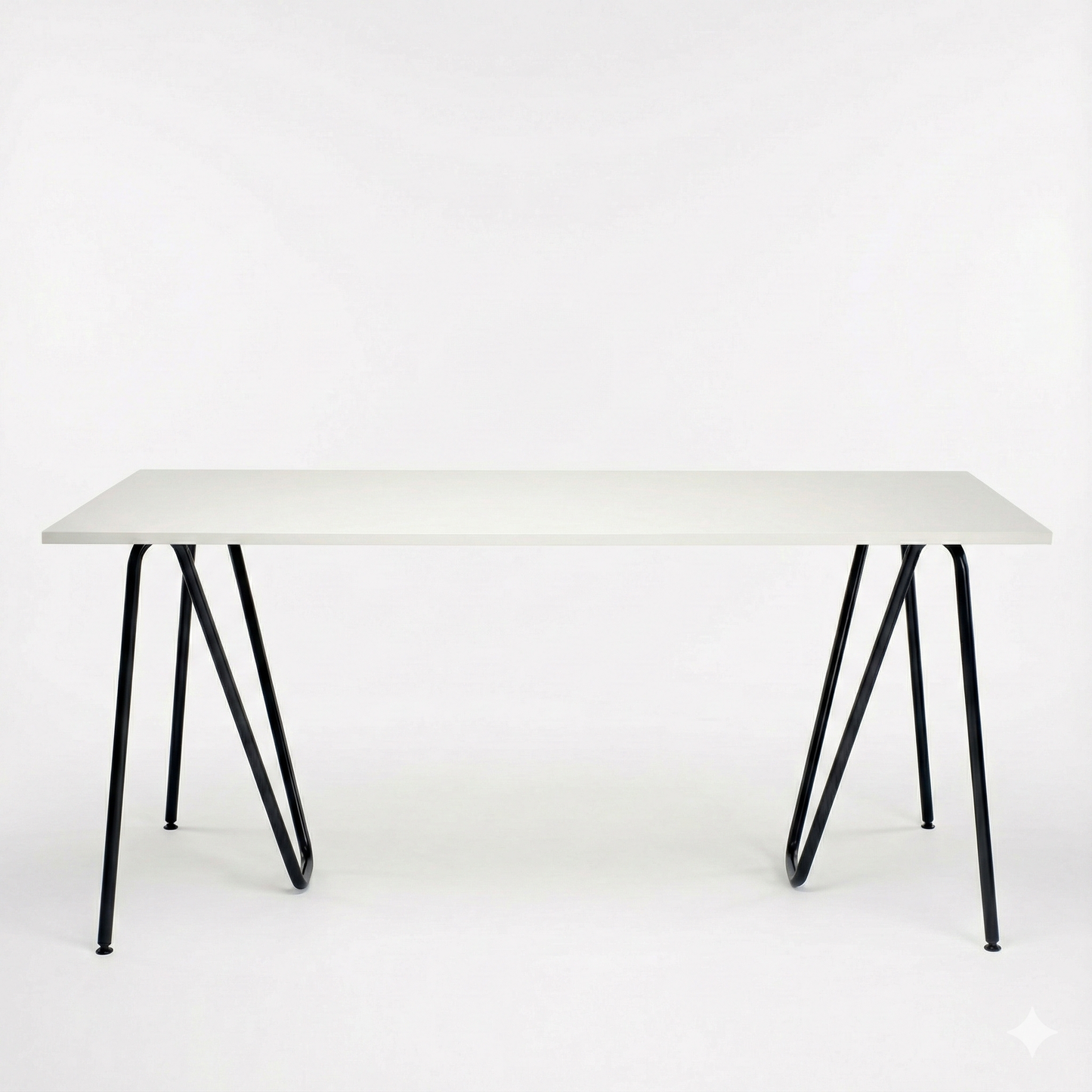 Bureau avec plateau posé sur paire de tréteaux Sinus en acier courbé design minimaliste. couleur noire
