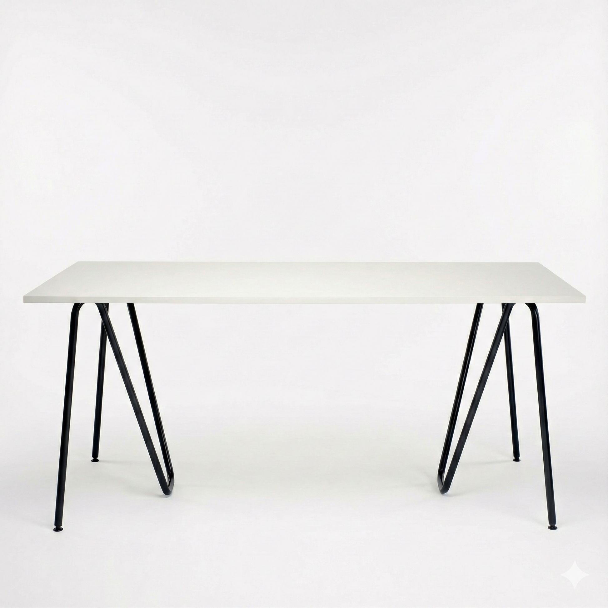 Bureau avec plateau posé sur paire de tréteaux Sinus en acier courbé design minimaliste. couleur noire