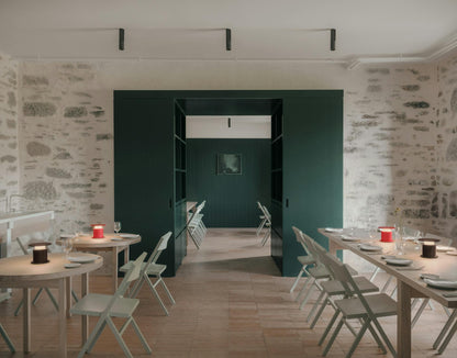 Lampes nomade w241 Faro rouge & chocolat posées sur plusieurs tables dans un restaurant. Wästberg. Design David Chipperfield