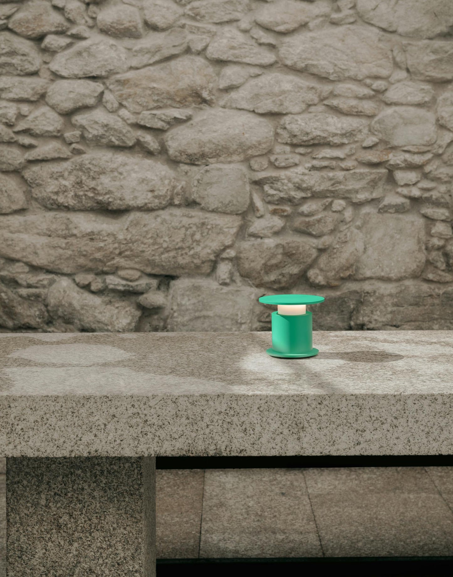 Lampe nomade w241 Faro verte posée sur un plateau de cuisine. Wästberg. Design David Chipperfield