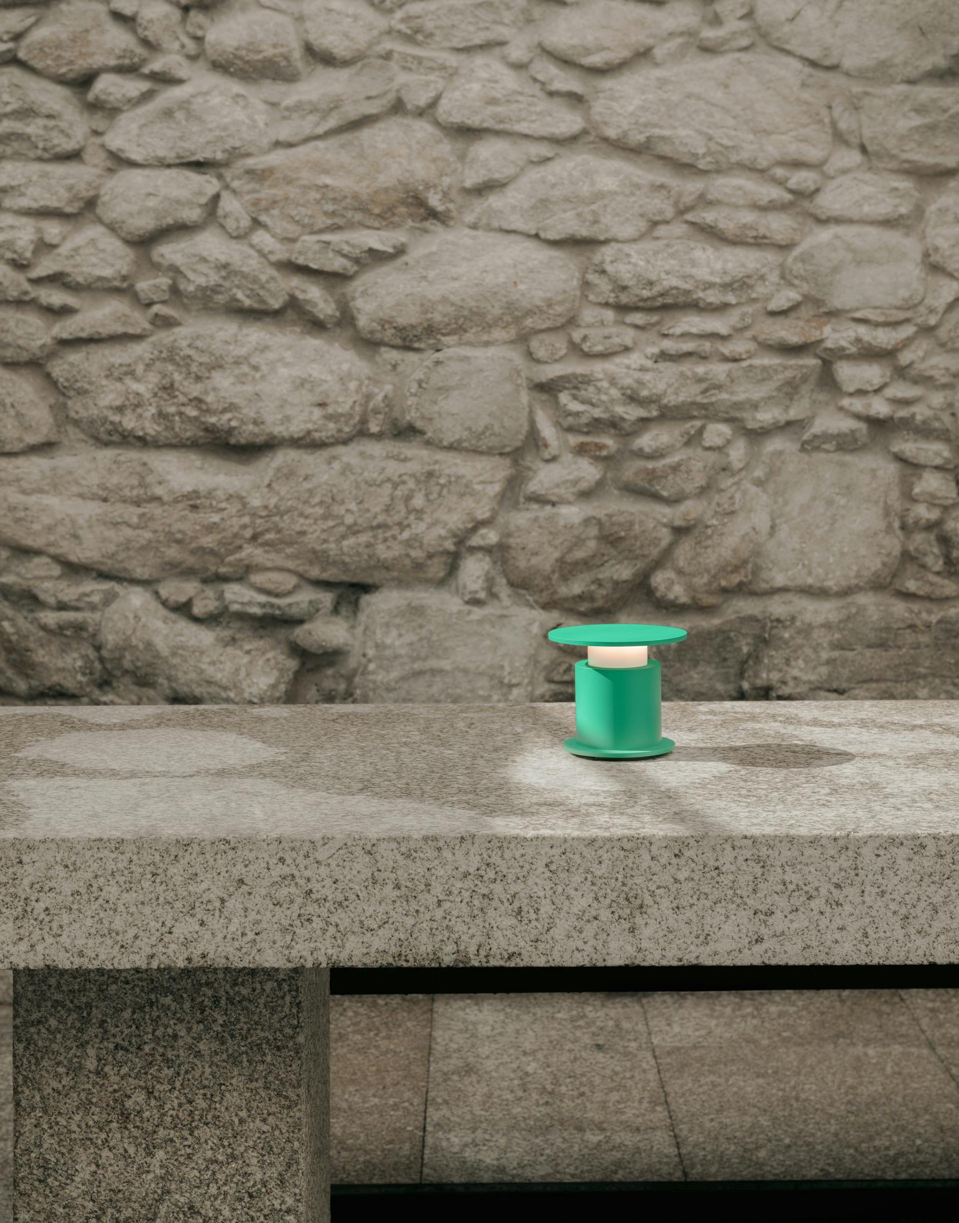 Lampe nomade w241 Faro verte posée sur un plateau de cuisine. Wästberg. Design David Chipperfield