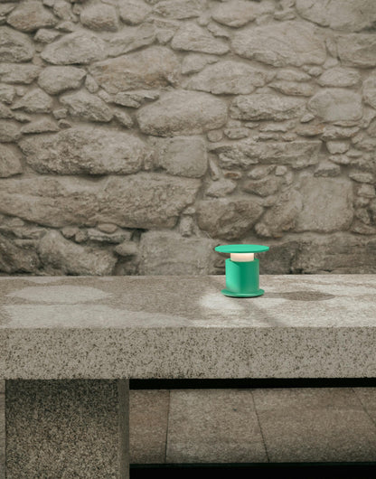 Lampe nomade w241 Faro verte posée sur un plateau de cuisine. Wästberg. Design David Chipperfield