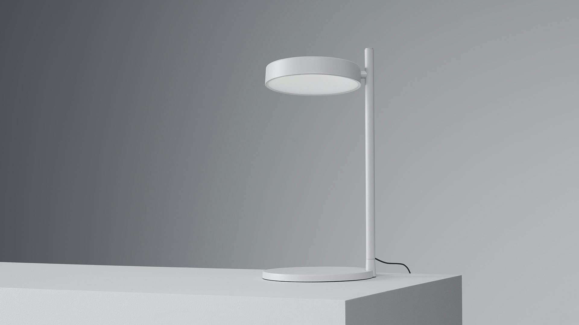 Lampe de table minimaliste w242 Pastille aluminium sur un plat bord moderne