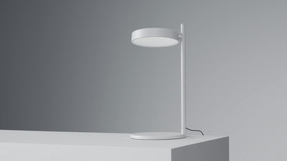 Lampe de table minimaliste w242 Pastille aluminium sur un plat bord moderne