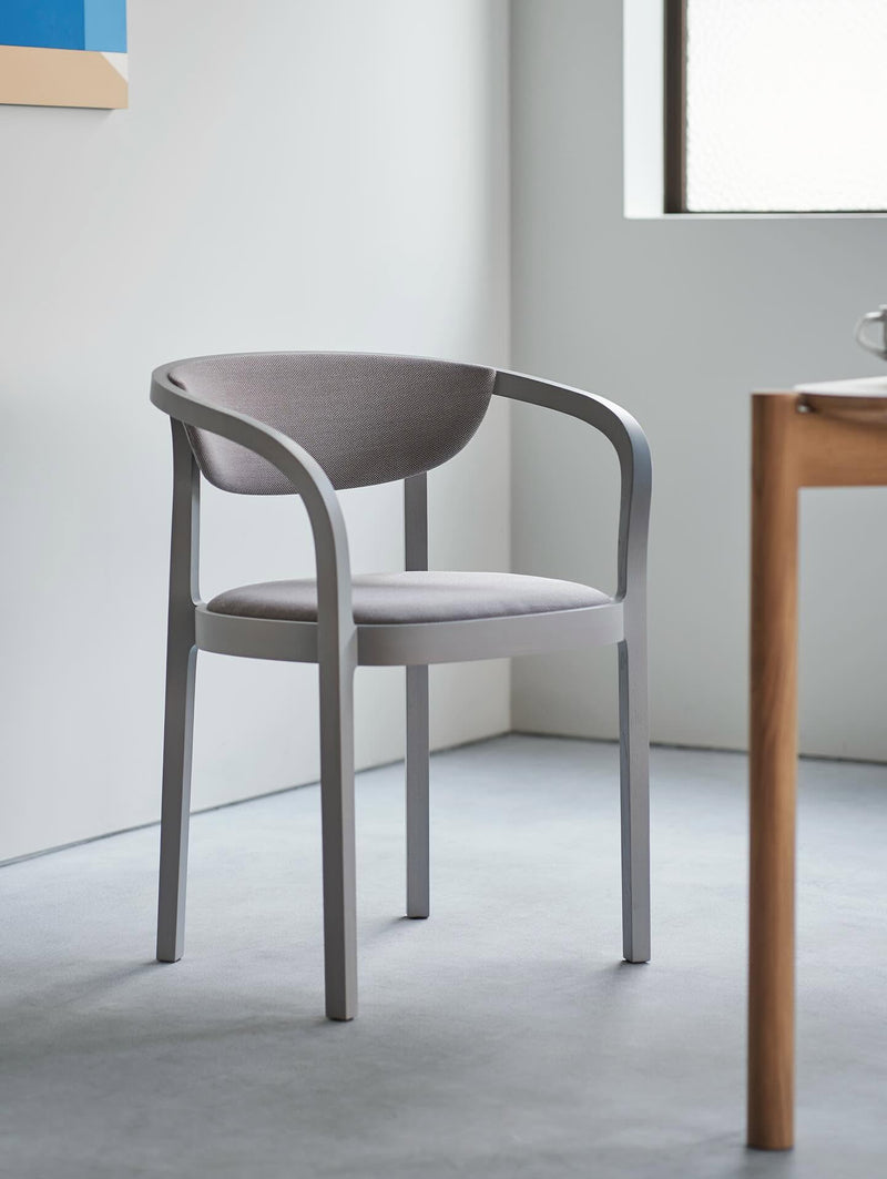 Chesa-Stuhl in Grain Gray mit grau gepolstertem Sitz und Rücken