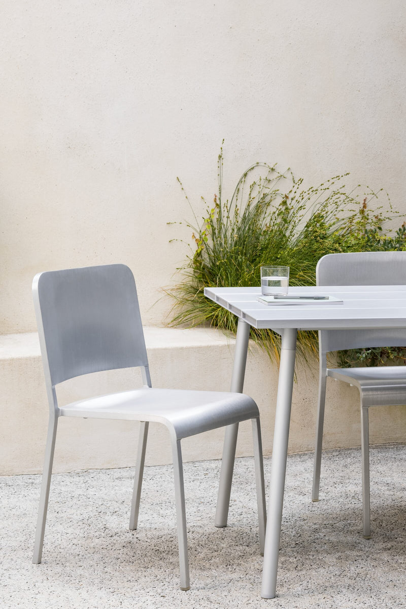 Chaises 20-06 Emeco en terrasse