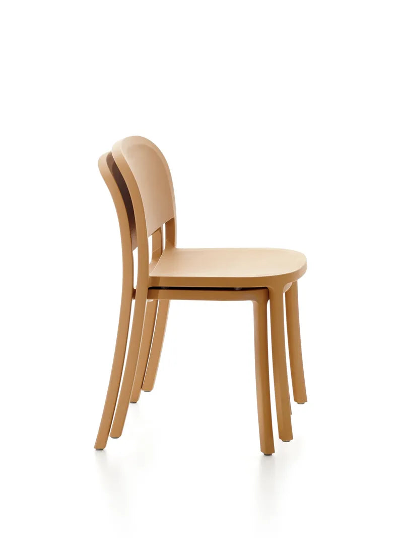Chaises Emeco 1 Inch Reclaimed empilées — mobilier professionnel empilable pour terrasse